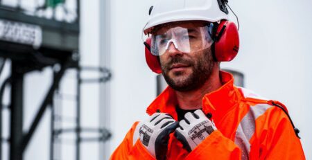 difference between specs and goggles