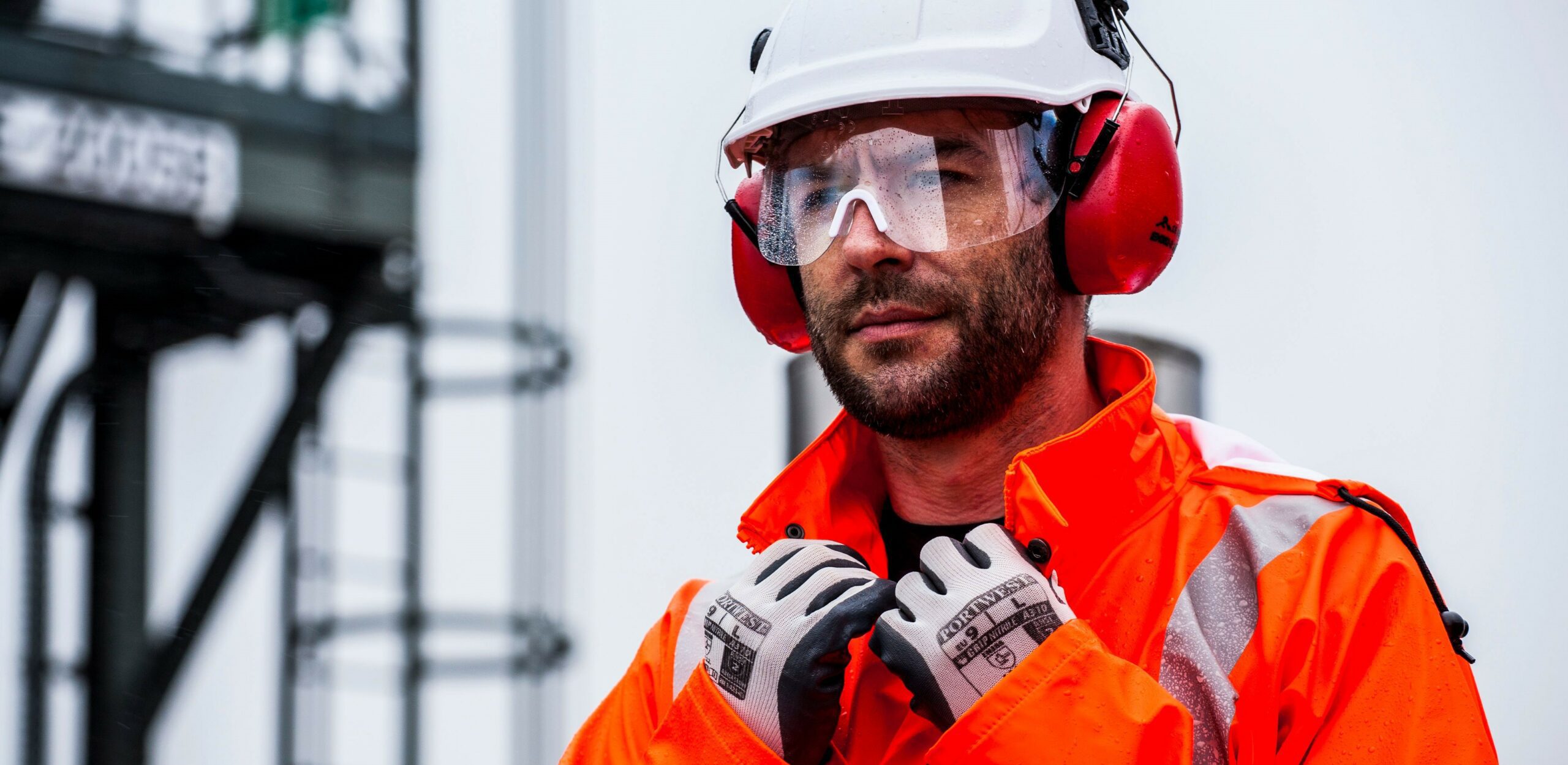 difference between specs and goggles